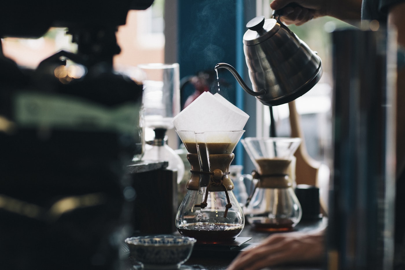 ケメックスにお湯を注ぎハンドドリップでコーヒーを淹れる手元