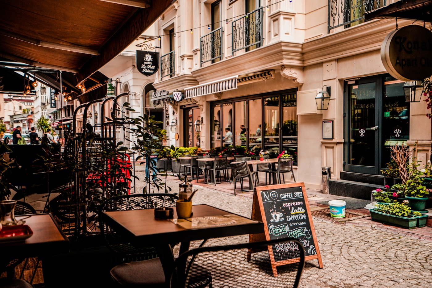 石畳の路地に面したふじCafeの外観とテラス席
